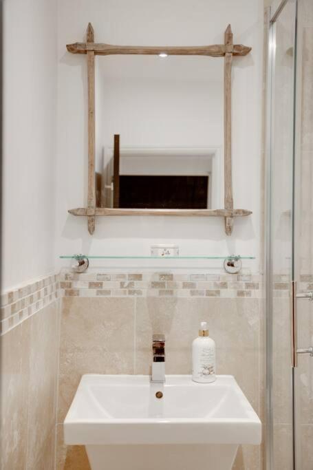 Princes Villa - Large Fully Self Contained Flat, 5 Minutes From The Sea ヘイスティングス エクステリア 写真
