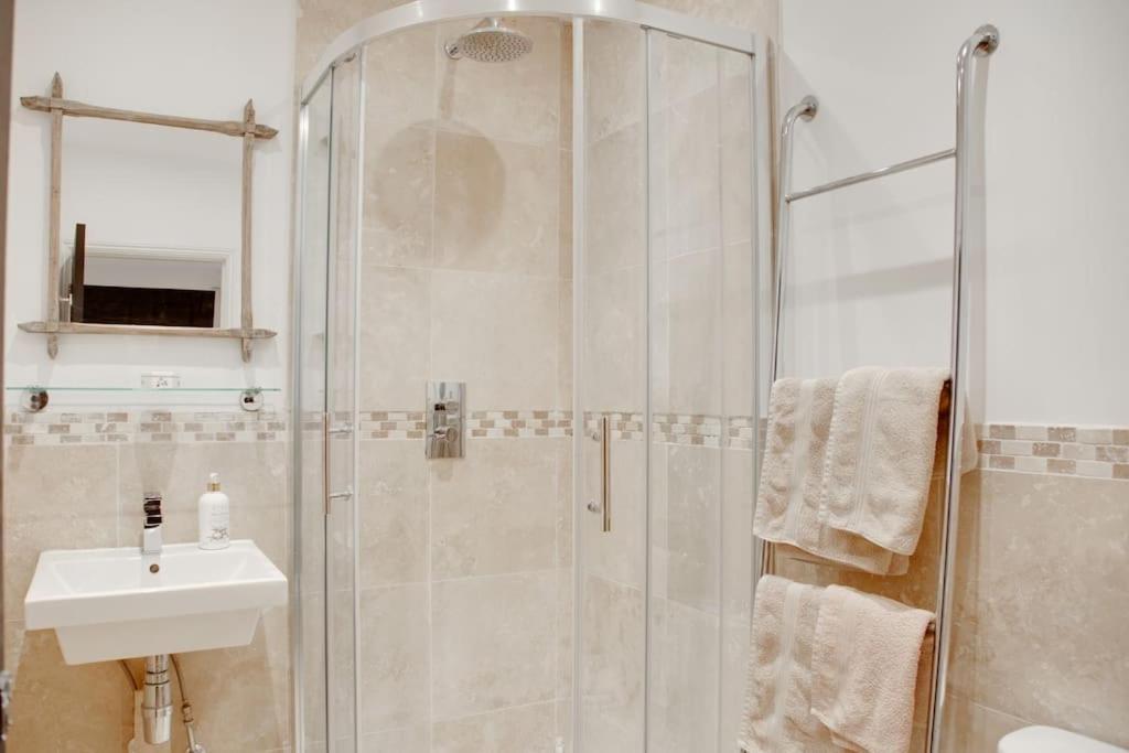 Princes Villa - Large Fully Self Contained Flat, 5 Minutes From The Sea ヘイスティングス エクステリア 写真
